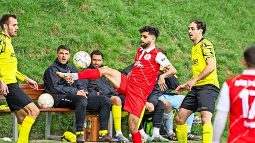 Kamran Yahyaijan (am Ball) sieht „sehr, sehr viel Qualität“ in seiner Mannschaft. Foto: Bernd Müller