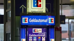 Acht Angeklagte haben mit gestohlenen Rettungsspreizern eine Reihe von Geldautomaten aufgebrochen (Symbolbild). Foto: dpa/Marcus Brandt