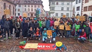 Alle Aktionsgruppen versammelten sich auf dem Münsterplatz, um ihre Projektaufgaben offiziell zu erhalten. Anhand von Puzzleteilen  sammelten die Gruppen spielerisch Hinweise bis zum Start um 17.07 Uhr. Foto: Elena Baur