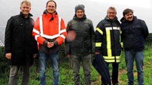 Bei der offiziellen Inbetriebnahme des Solarparks (von links): Jörg Dürr–Pucher, Bürgermeister Micha Bächle, Felix Kübler, Ortsvorsteher Dieter Fehrenbacher und Sebastian Sladek. Foto: Dagobert Maier