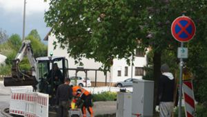Die Baufahrzeuge verschwinden bald aus der Inneren Dorfstraße. Bis auf kleine Restarbeiten beim Molkebrunnen ist der Breitbandausbau dort abgeschlossen. Foto: Schweizer