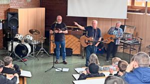 Im Musiksaal der Musikschule konnten die Schüler die schottische Band näher kennenlernen. Foto: Sonja Andritschke