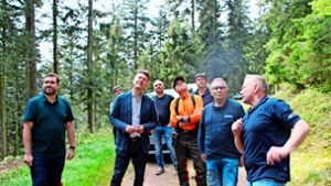 Bürgermeister Matthias Bauernfeind (links), Waldbesitzer und Vertreter des BLHV-Ortsvereins zeigten dem Europaabgeordneten Andreas Schwab (Zweiter von links) auf, wie eine nachhaltige Forstwirtschaft aussehen kann. Foto: Springmann