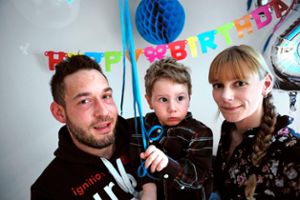 Tiago wurde vor zwei Wochen zwei Jahre alt. Seine Eltern Jens Hafner und Stephanie de Freitas hoffen darauf, dass er möglichst bald mit dem Gentherapeutikum Zolgensma behandelt wird. Foto: Maier