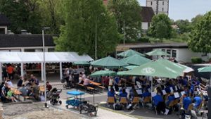 Der Platz unter den Sonnenschirmen war bei der Maihockete des Musikvereins Bergfelden sehr beliebt. Foto: MVB