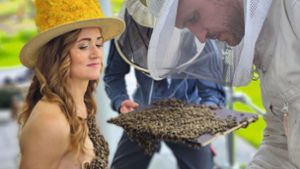 Imkerin aus Bad Dürrheim präsentiert sich im Bienenkleid