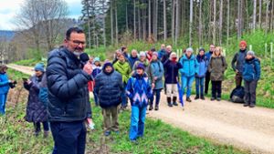 Stadtbaumeister Axel Mayer bei der Präsentation der beiden vom Naturschutzbund angelegten Teiche im Pfeffinger Buchbachtal Foto: Kuster