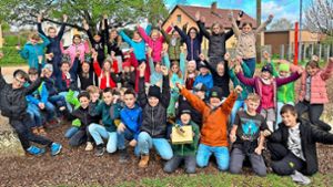 Die amtierende Gewinnerstufe, Klasse drei, freut sich über den Wanderpokal „Goldener Turnschuh“. Foto: Ostbaarschule