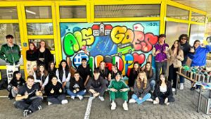 Klasse 2BFS mit den Graffiti-Künstlern und Lehrkräften nach getaner Arbeit. Foto: Belinay Tilki