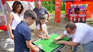 Das Open Air Tipp-Kick Spiel ist am DGB-Familienfest bei Groß und Klein heiß begehrt. Foto: Rainer Bombardi