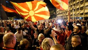In den Straßen der Hauptstadt Skopje feierten die Anhänger der Opposition bis tief in die Nacht. Foto: Boris Grdanoski/AP/dpa