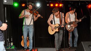 Das „Restless Trio“ mit ihrem Irish Fast Folk im Welschdorf. Foto: Ziechaus