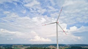 Windkraftanlagen sind in Sulz ein viel diskutiertes Thema (Symbol-Foto). Foto: red13fotostudio - stock.adobe.com