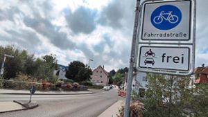 Radfahren  in Nagold: Fahrschul-Lkw mit Anhänger auf der Fahrradstraße