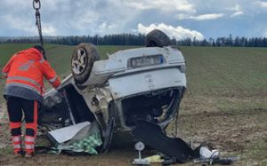 Unfall auf L 422: Auto überschlägt sich bei Dunningen - vier Menschen in Lebensgefahr