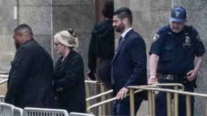 Stormy Daniels verlässt das Gerichtsgebäude in New York. Foto: Seth Wenig/AP/dpa