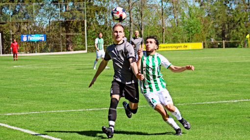 Für Simon Garbusow (graues Trikot) gab es mit dem FC Kappel gegen die DJK Villingen um  Mirac Gümüscay aus dem Spiel heraus kaum ein  Durchkommen. Foto: Rohde