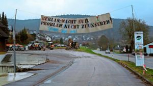 Das neue Banner über dem Küferweg in Glatten darf bis Donnerstag vor Ostern hängenbleiben, hat der Gemeinderat entschieden. Foto: Ade