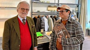 Zwei Herrenausstatter unter sich: Kurt Schiemann besucht seinen Nachfolger im Freiburger Modeladen