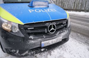 Zwei Leichtverletzte in St. Georgen: Auto rutscht bei Schneeglätte in Streifenwagen