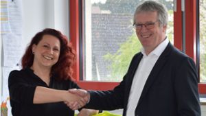 Bürgermeister Franz Moser (rechts) gratuliert Stefanie Koch zur neuen Rektorin an der Grundschule Eschbronn. Foto: Herzog