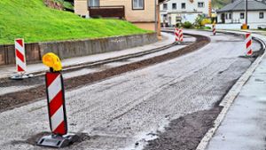Eine umfangreiche Baumaßnahme hat in Hammereisenbachs Ortsdurchfahrt  begonnen. Unter anderem werden Leitungen verlegt und  die Straßendecke erneuert. Foto: Maximilian Hafner