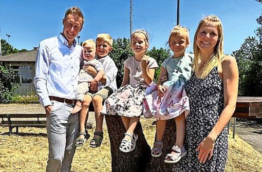 Erst Taufe, dann Aufstieg: Trainer Manuel Vogt und Lebensgefährtin Kim mit den Kindern Foto: Vogt