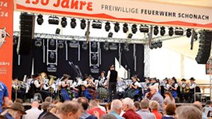 Die Musikerinnen und Musiker der Trachtenkapelle Oberprechtal eröffnen  das Fest zum  Jubiläum der Freiwilligen Feuerwehr Schonach musikalisch. Foto: Hans-Jürgen Kommert