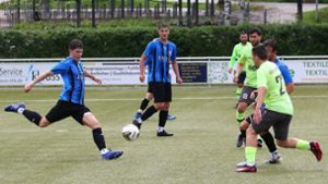 Der VfL Nagold II (blau-schwarze Trikots) gewann zuletzt mit 3:1 beim GSV Maichingen II. Foto: Kraushaar