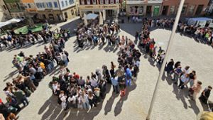 750 Schüler formen die Zahl 750 auf dem Marktplatz. Foto: Jansen