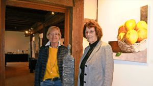 Schmuckdesignerin Christa Grübel (links) und Künstlerin Silvia Berner stellen wieder aus. Foto: Vögele