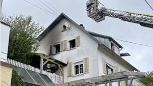 70 Feuerwehrkräfte löschen Brand: Vater rettet Kind aus brennendem Haus in Mühringen