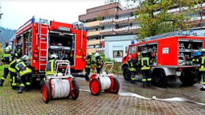 Für den Einsatz der Feuerwehrfahrzeuge Schönwalds, hier bei der  Herbstübung am Kurhaus Viktoria 2023, gibt es neue Kostensätze. Über die Höhe des Stundensatzes für den Unimog TLF 8/18 (rechts) gab es differenzierte Ansichten Foto: Hans-Jürgen Kommert