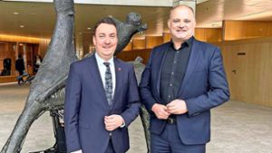 Dunningens Bürgermeister Peter Schumacher besuchte nun kürzlich  den  stellvertretenden Vorsitzenden der CDU-Landtagsfraktion, Stefan Teufel,  in Stuttgart. Foto: Hezel