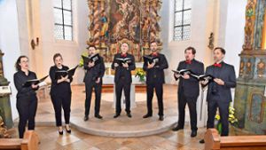 Das niveauvolle Geistliche Konzert des Vocal-Ensembles „Sixpack“ mit zwei Gastsängerinnen wurde in der Wallfahrtskirche Heiligenbronn bei Salzstetten   begeistert aufgenommen. Foto: Walter Maier