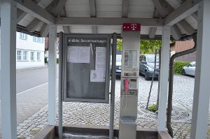 Das  Telefon am Rathaus Schenkenzell erhält eine Gnadenfrist auf unbestimmte Zeit. Foto: Herzog