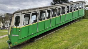 Schmutzstück statt Schmuckstück: Der alte Bergbahnwagen gammelt weiter vor sich hin. Foto: Mutschler