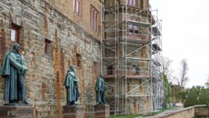 Das Gerüst an der Südmauer der Burg Hohenzollern zur Sanierung der Fensterrahmen Foto: Beck