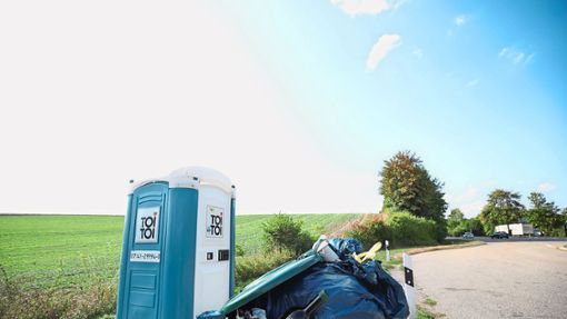 Säckeweise landet in unschöner Regelmäßigkeit der Unrat von Müllsündern auf den Rastplätzen der Region – und nicht immer wird er wenigstens in den Müllerbehältern entsorgt. Foto: Cornelia Spitz