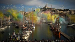 Das dreimastige Segelschiff Belem erreicht mit der olympischen Flamme an Bord den Alten Hafen von Marseille und wird mit einem Feuerwerk begrüßt. Foto: Daniel Cole/AP/dpa