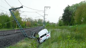 Der Mercedes rammte in Eutingen einen Oberleitungsmast der Deutschen Bahn. Foto: Peter Morlok