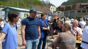 Größere und kleinere Gruppen Maiwanderer machten Rast beim Frühlingsfest der Trachtenkapelle in Nußbach. Foto: Priska Dold