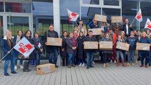 Protestaktion auf dem Schulgelände in Schopfloch: Zahlreiche Lehrkräfte verleihen ihren Forderungen mit Plakaten und Kisten Ausdruck. Foto: Johannes Hermann