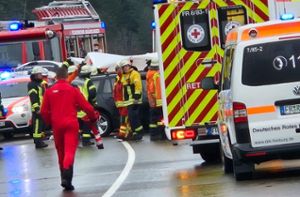 Auf der B 31 bei Löffingen ist ein schwerer Unfall passiert. Zwei Menschen verloren dabei ihr Leben. Foto: kamera24.tv