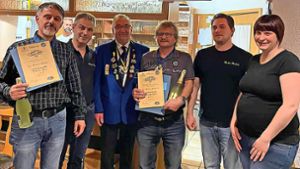 Vereine in Locherhof: Der Vizepräsident verteilt fleißig Orden an die Hecke-Pfiefer
