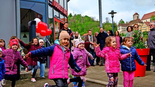 Die Kinder der Tanzschule im Neckartal  bringen gute Laune bei der Eröffnung...  Foto: Juergen Lueck /Juergen Lueck