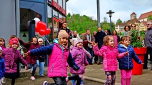 Die Kinder der Tanzschule im Neckartal  bringen gute Laune bei der Eröffnung...  Foto: Juergen Lueck /Juergen Lueck