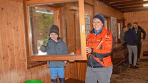 Nach der Skisaison bringen Mitglieder der  Skizunft Brend  die Skihütte Martinskapelle auf Vordermann. Foto: Stefan Heimpel