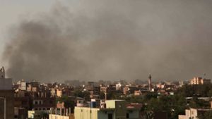 Im April 2023 steigt während der anhaltenden Kämpfe Rauch in Khartum auf. Foto: Marwan Ali/AP/dpa