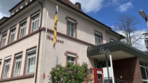 Nur noch die Schramberger Fahne weht vor der Ortsverwaltung in Tennenbronn. Foto: Stadt Schramberg